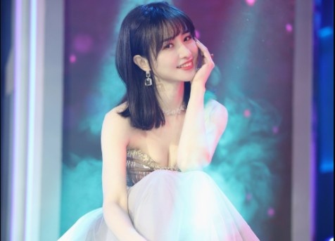 立蓁采访LGD.XinQ:夺冠还是比较淡定的,第二把翻盘就感觉到点了