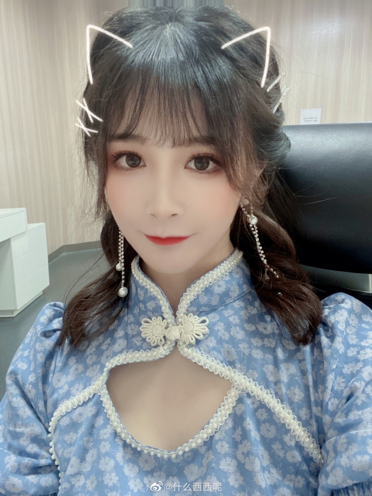 主持人西西分享美照：打卡下班❤️~