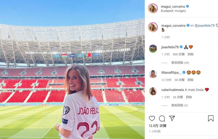 甜美笑容！女友身穿菲利克斯球衣现场为他加油