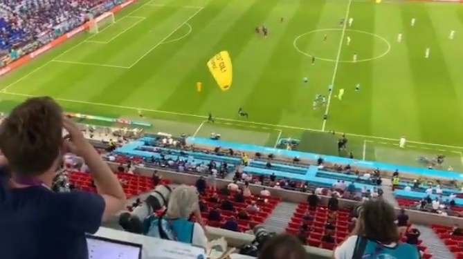 德法大战开球前,一环保组织抗议者跳伞闯入安联球场