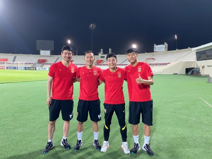 李昂发文庆祝国足晋级12强赛：保持热爱，不负深爱