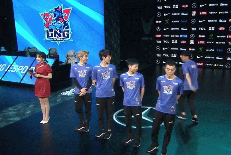 开溜？粉丝互动环节后Ale“提前下班”：这波是师承icon？