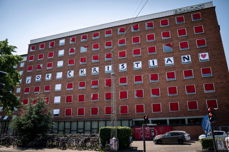 哥本哈根一建筑装饰成丹麦国旗样式，并祝福埃里克森