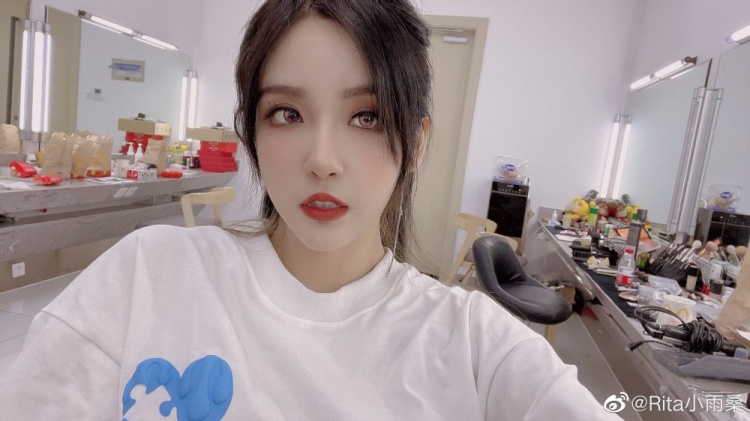 Rita更博晒照：晚安哦 今天也要梦到我