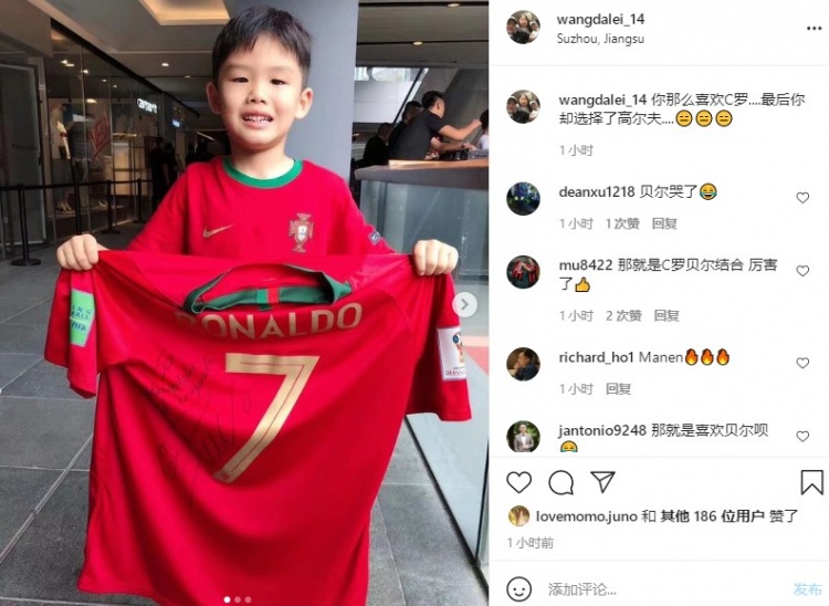 王大雷晒儿子:你那么喜欢C罗....最后却选择高尔夫....?