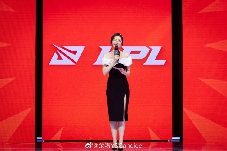 余霜更博晒照：今天三场工作结束啦！