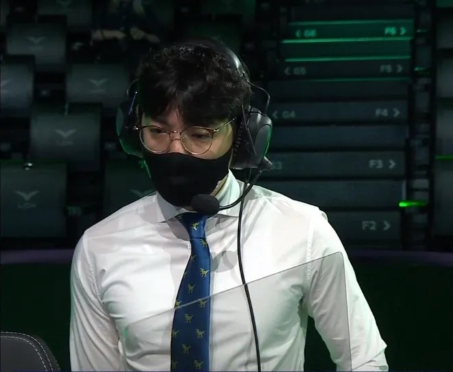 教练们之间的友谊:kkOma今日身着MAD主教练的礼物领带登台