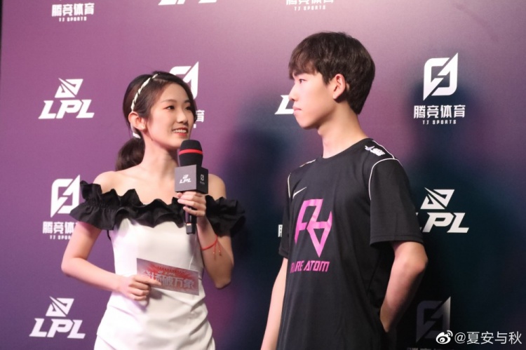 夏安晒采访照：幸幸福福全是2-0，早早下班的一天