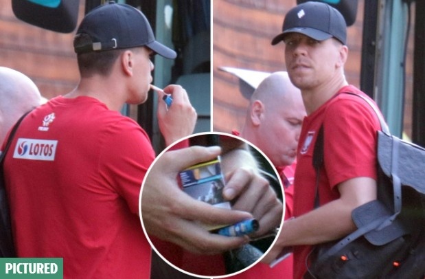 太阳报:在欧洲杯战西班牙数小时前,什琴斯尼被拍到室外抽烟