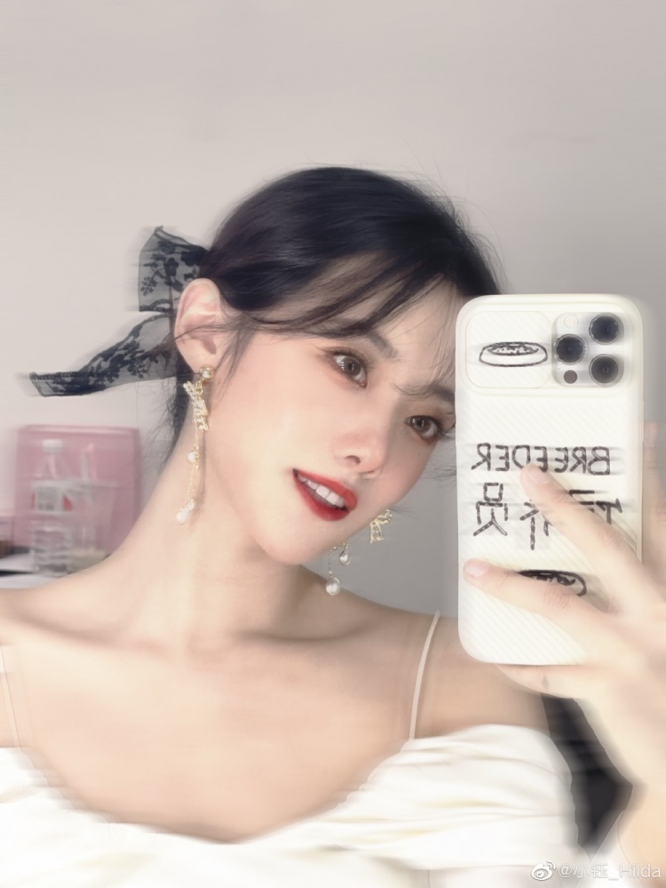 LPL主持人小钰港风照：叫姐姐