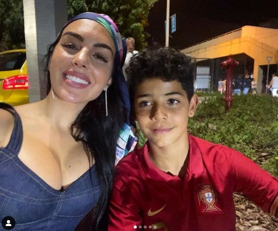 热情似火!乔治娜带迷你罗现场观战欧洲杯