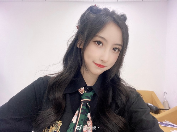 LPL解说鼓鼓晒照:JK裙不良女同学来也