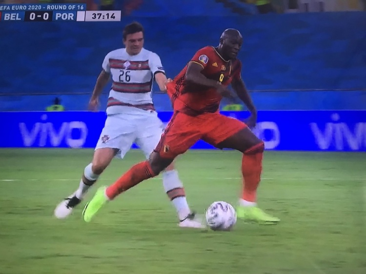 莱因克尔：卢卡库拒绝倒地结果没判犯规，这就是为何球员会跳水