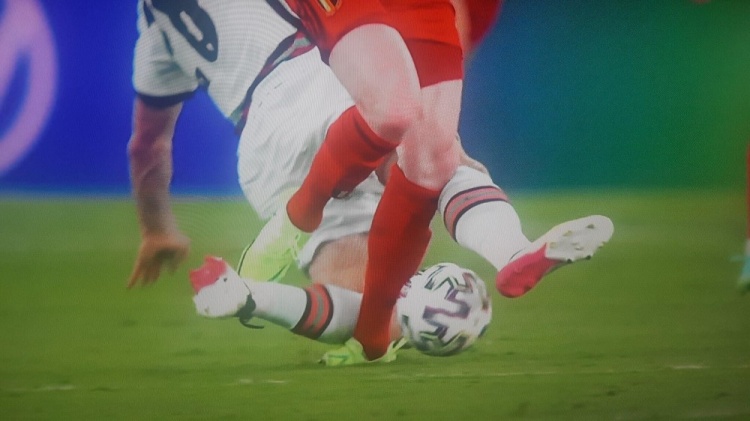 帕利尼亚背后铲倒德布劳内,吃到黄牌