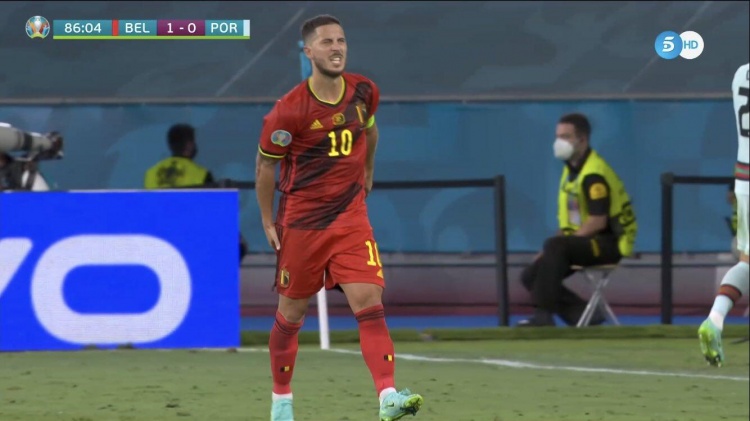 比赛第86分钟,阿扎尔拉伤退场