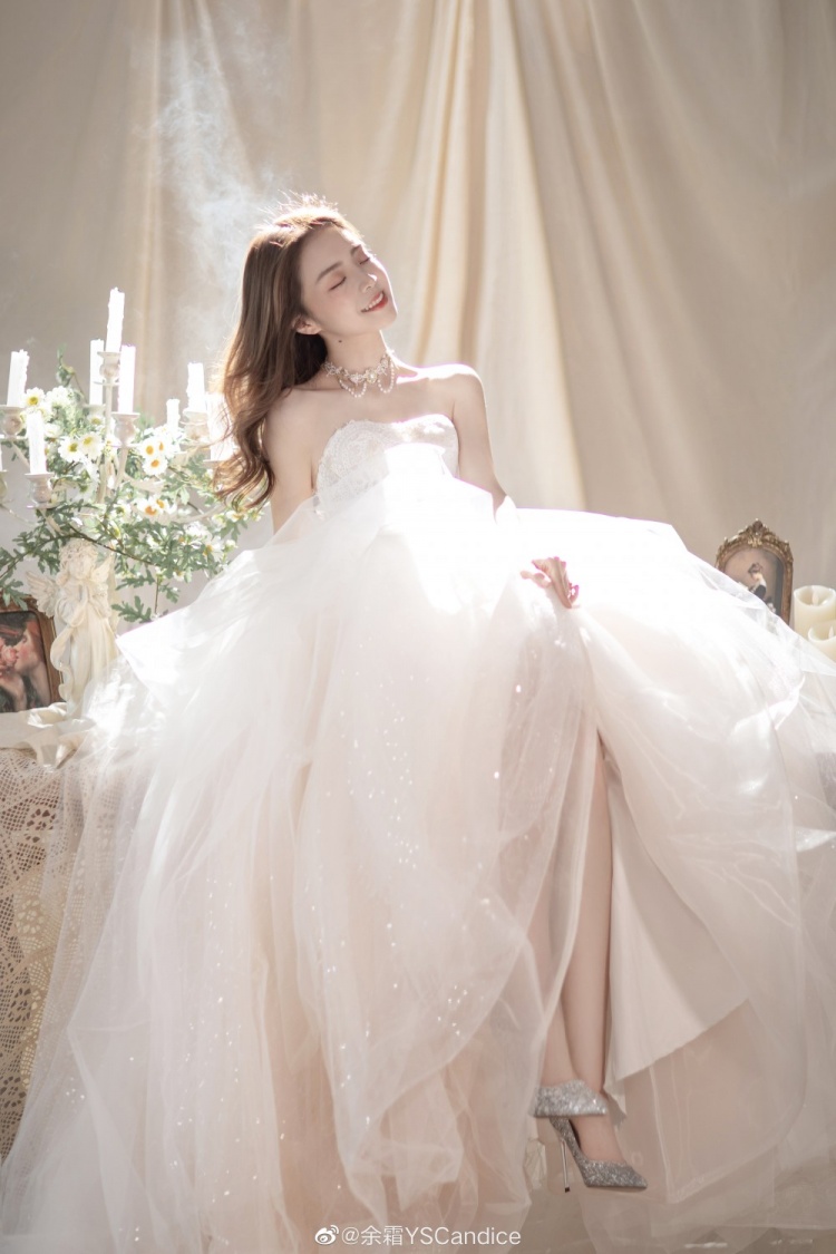 LPL主持人余霜晒艺术婚纱照：总有一天能绽放笑容 禁止恭喜！