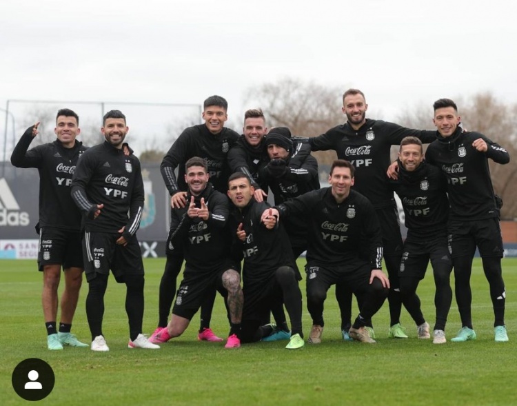 梅西剃光胡子,一脸清爽