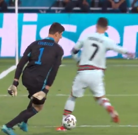 反击从现在开始!面对C罗上抢,库尔图瓦冷静晃过对方