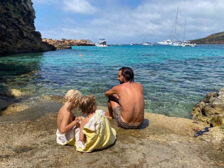 皮尔洛晒度假照并配文：积极的气氛