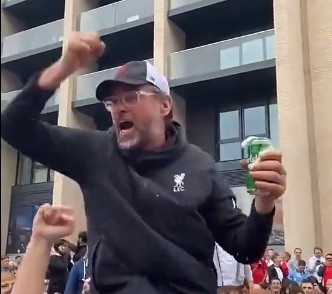 足以乱真！英德大战前夕，一名酷似克洛普的球迷人群中疯狂饮酒