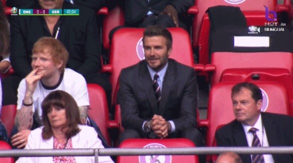“这要是我来...”英格兰任意球,镜头给到了看台上的贝克汉姆