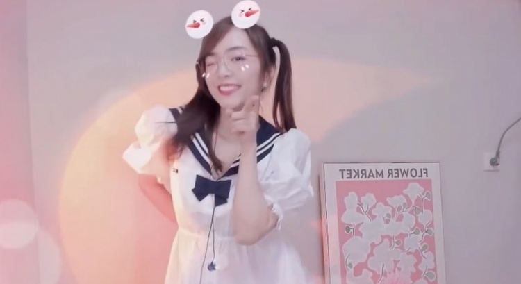 重回18岁的余霜阿姨跳舞：105°C的炸鸡❤️