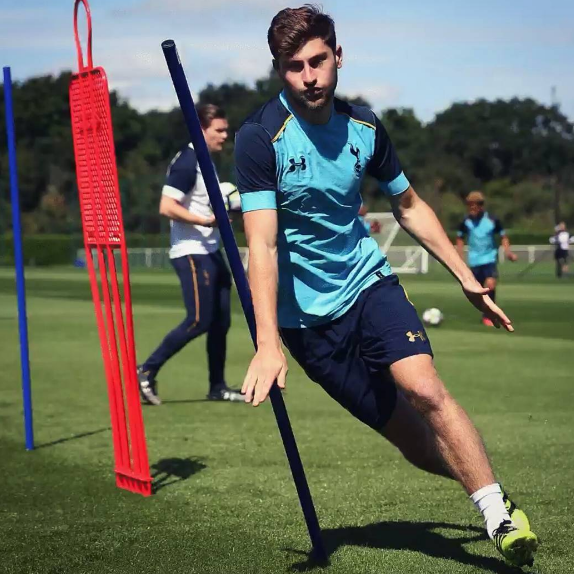 记者:热刺不希望本-戴维斯离队,若转会将要价3000万镑以上