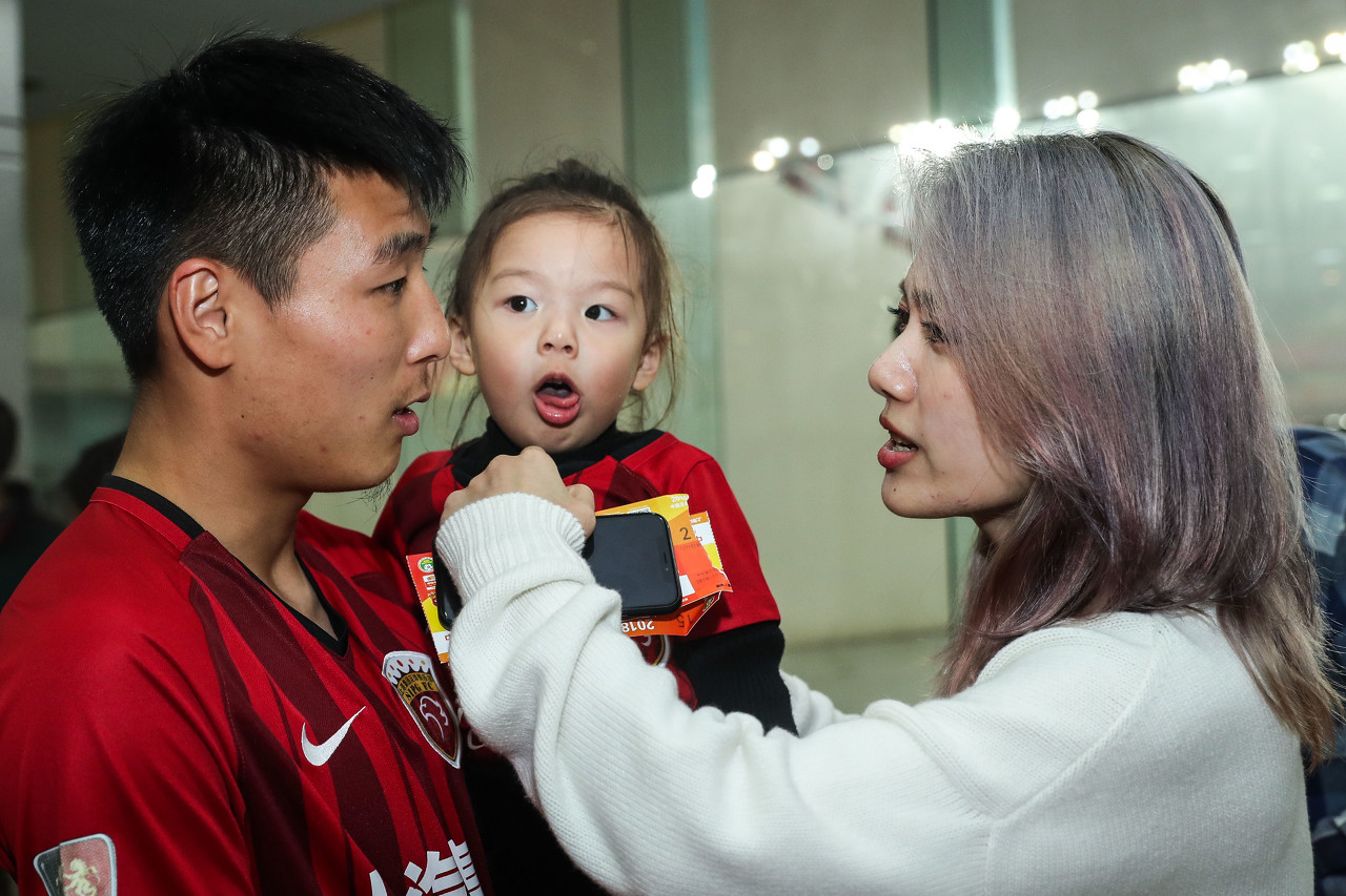 武磊妻子：来西班牙后更加心疼武磊，他喜欢自己承受压力