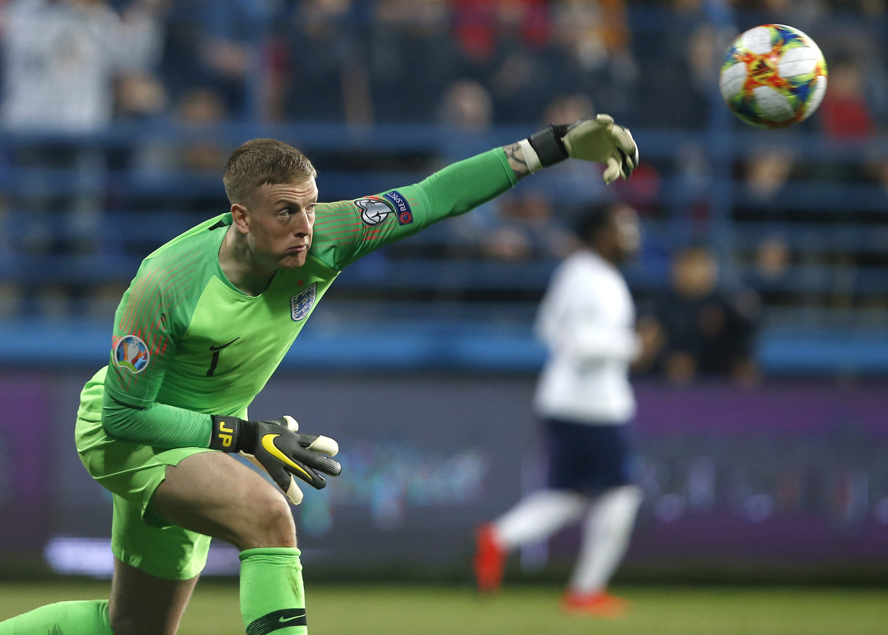 皮克福德:诺伊尔是一位令人称奇的门将,赛后想和他换球衣