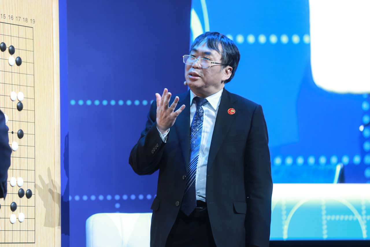 聂卫平:李铁与队员交流更顺畅,执教国足比里皮更适合