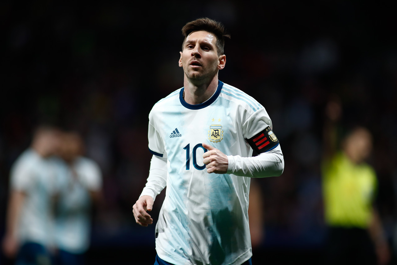 梅西本场数据：10次长传成功9次，触球93脚完成4次过人