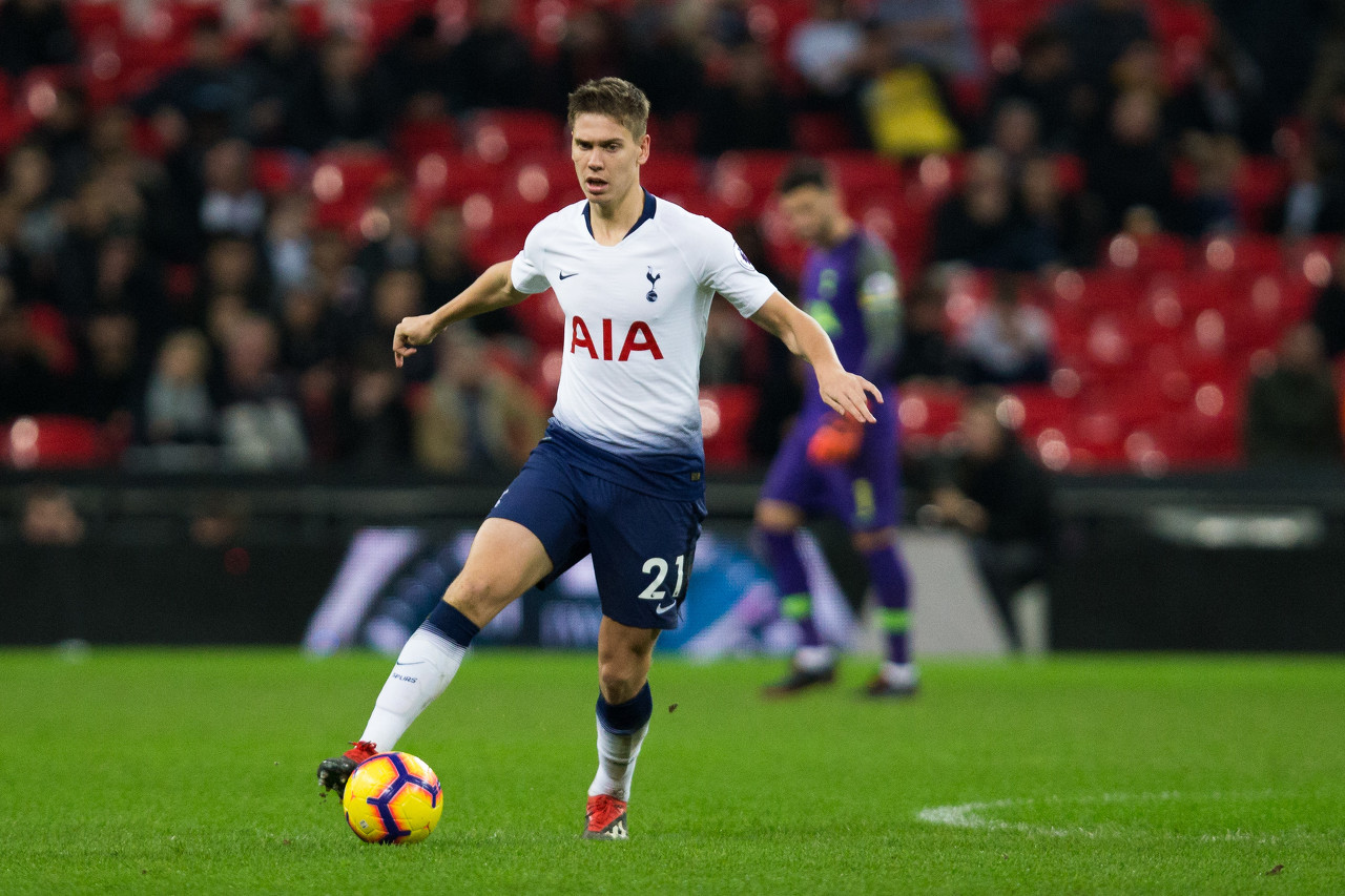 官方：比利亚雷亚尔买断热刺后卫弗伊斯