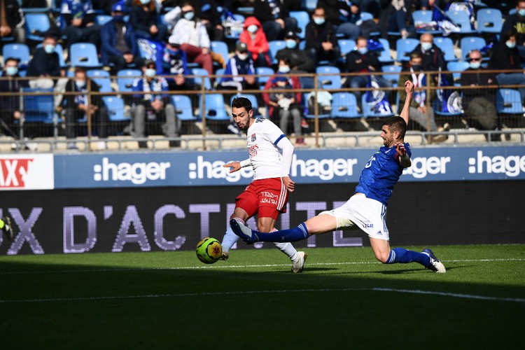 记者：德西利奥可能400万欧转会里昂，并签下三年合同