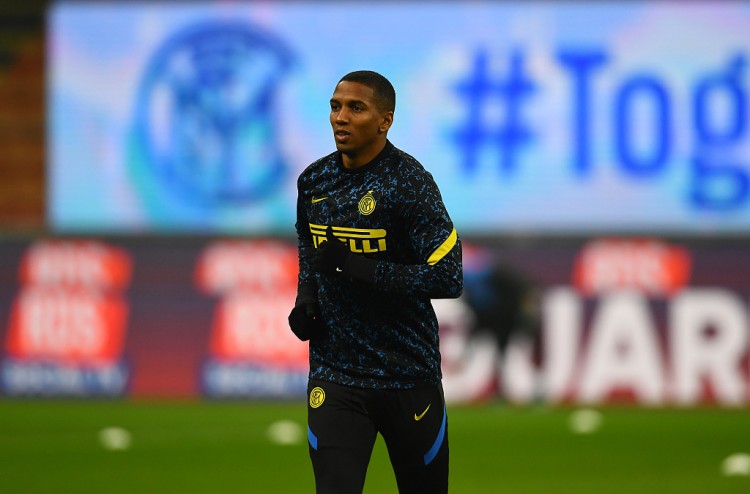 记者：阿什利-扬经纪人抵达国米总部，商谈续约事宜