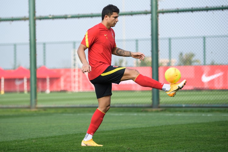 王新欣评艾克森：必须靠他戳在那里换谁也不行，能给队友信心