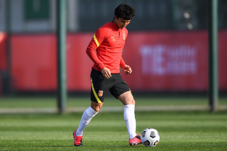 北青：国足出征成员上午接受核酸检测 不少球员去理发店打理头发