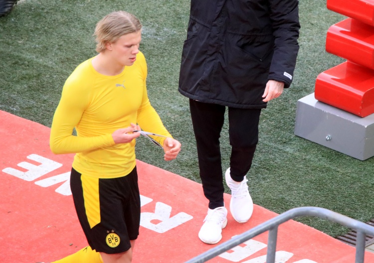 记者:切尔西和哈兰德已就个人合同问题达成一致