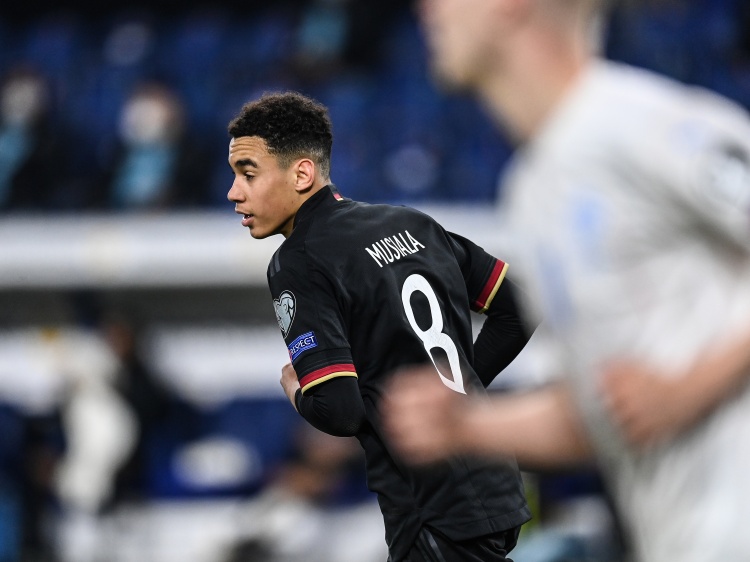 穆西亚拉:小时候就崇拜克罗斯和京多安,能和他们一起踢球很酷