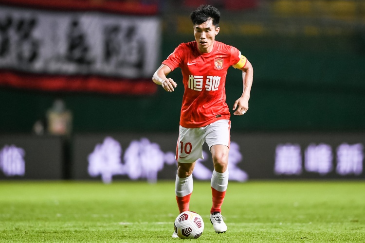足球报：郑智今年年初就完成续约，他觉得自己仍能出战职业联赛