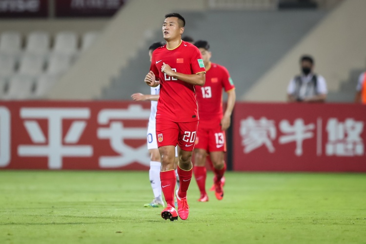 黄盛华:唐淼是职业足球的榜样,很多年轻球员都在学习和模仿他