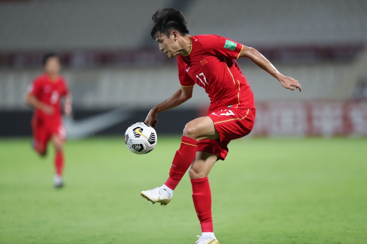 记者分析李铁为何信任吴兴涵:能力全面&训练和热身赛表现出色