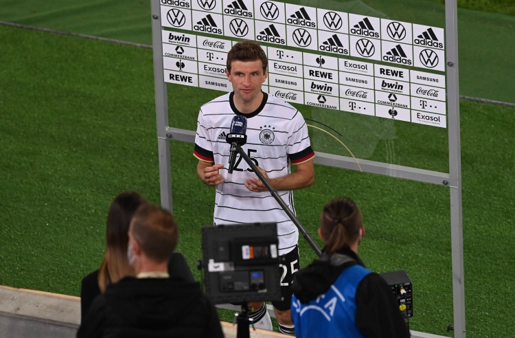 戈森斯：穆勒场下开玩笑调节气氛，场上帮助队友并带来严肃态度