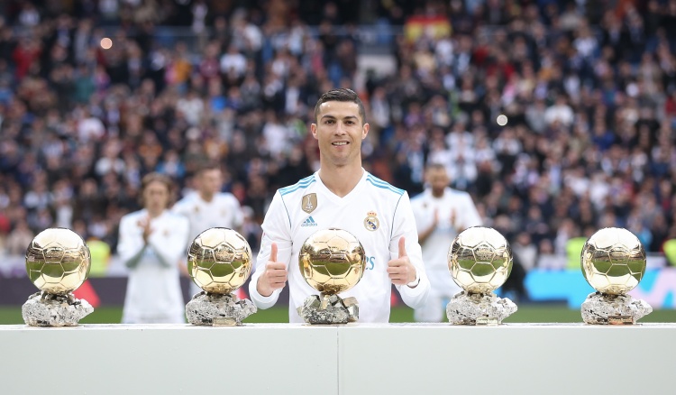 12年前的今天：曼联官方宣布，正式接受皇马对C罗的8000万镑报价