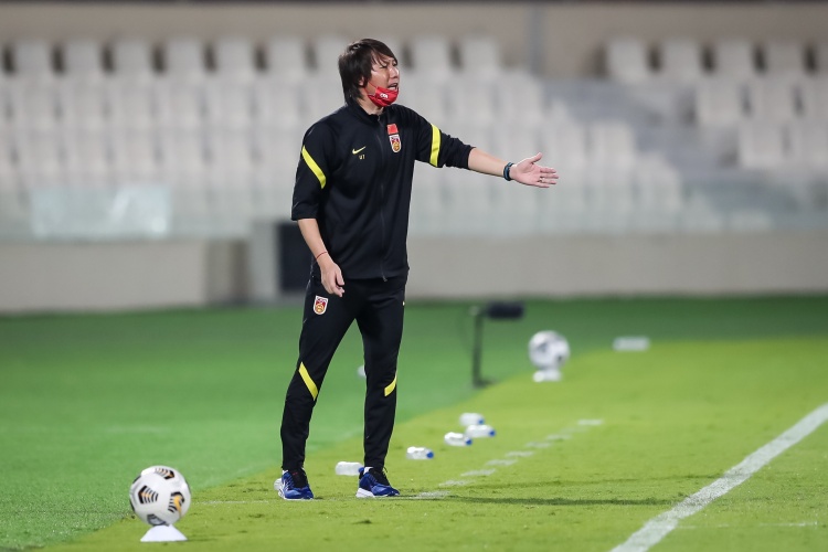 记者：国足进行9人大轮换幅度惊人，主教练李铁果断且有胆识