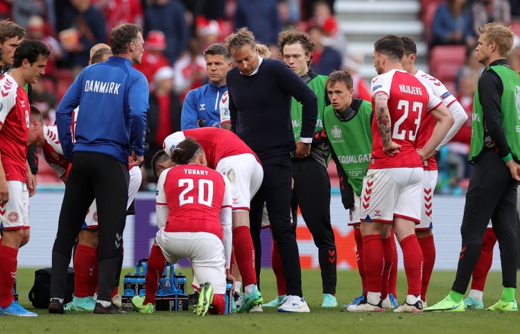 丹麦主帅:欧足联领导应有同情心,当时继续比赛不是丹麦的首选