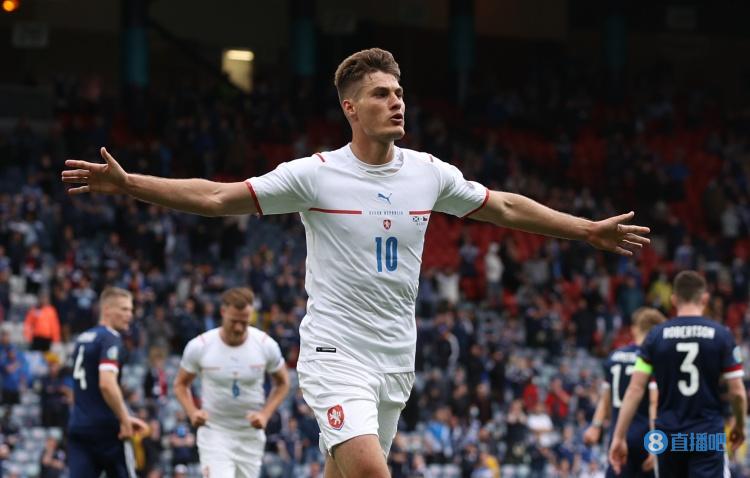 半场-希克头球破门罗伯逊抽射被扑 捷克1-0苏格兰