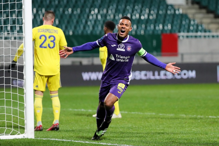 每日镜报:阿森纳将与米兰、里尔竞争图卢兹中场新星阿德利