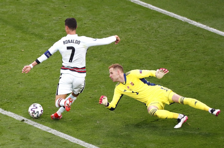 36岁130天，C罗是欧洲杯正赛最年长的梅开二度球员