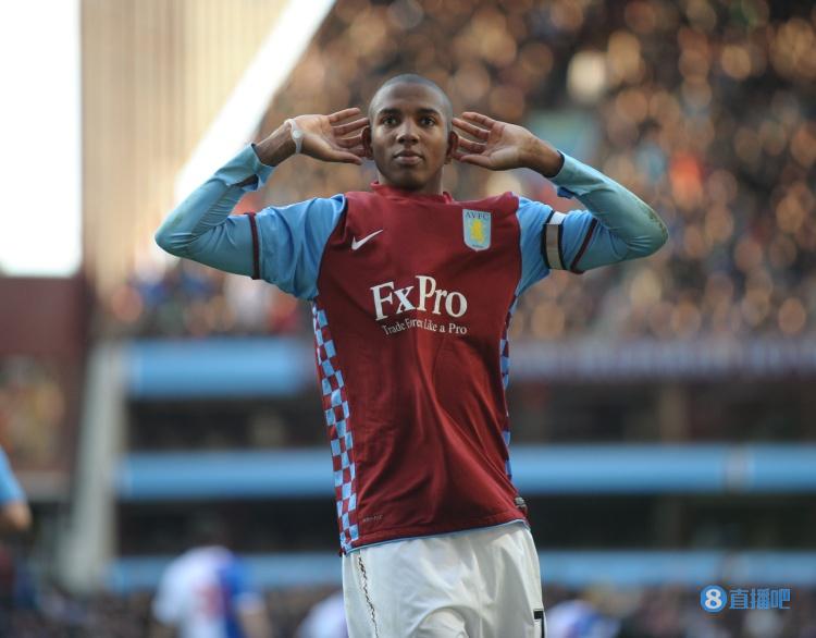 天空体育:阿什利-扬已和维拉谈妥个人条款,正接受体检