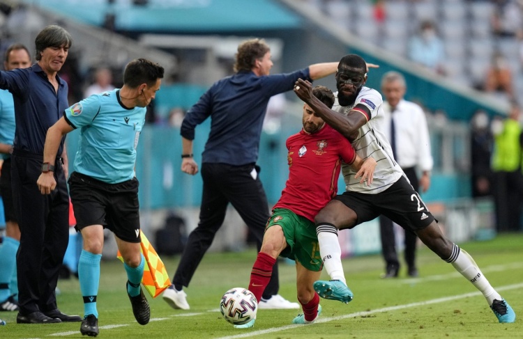 记者：吕迪格、京多安因为伤病缺席今天训练